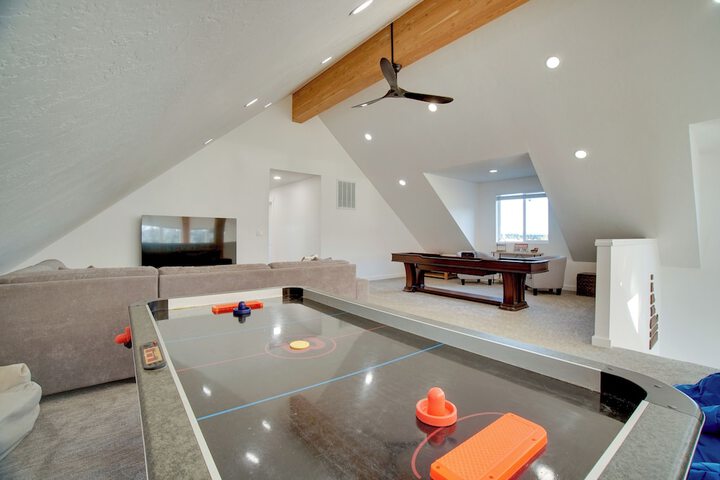 Modern Donnelly Cabin w / Private Hot Tub