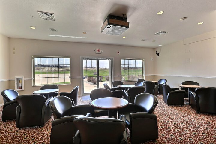 Lounge 76 of 81