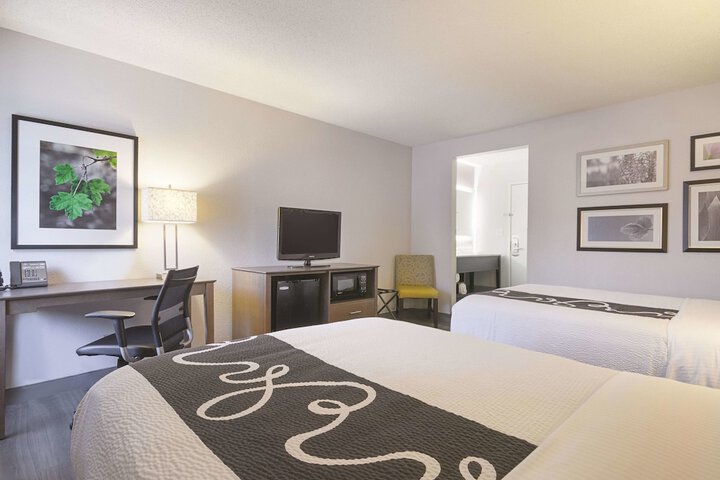 La Quinta Inn & Suites by Wyndham Hartford - Bradley Airport