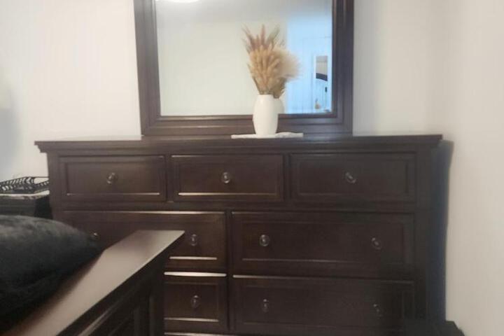 Baldwin NY 1 Bedroom Apartment Queen Size Bed