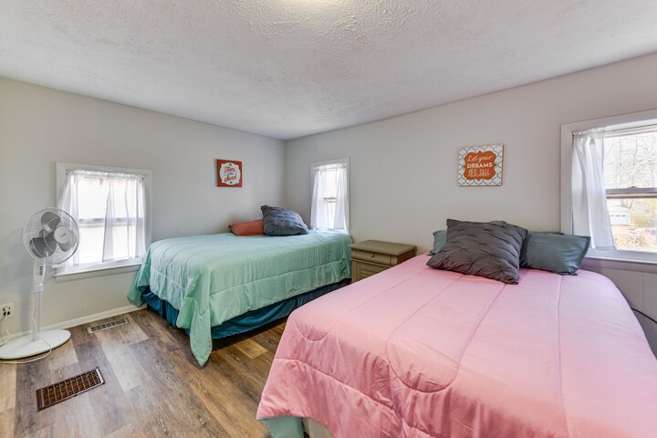 Adorable Cottage: Fire Pit Walk to Colonial Beach