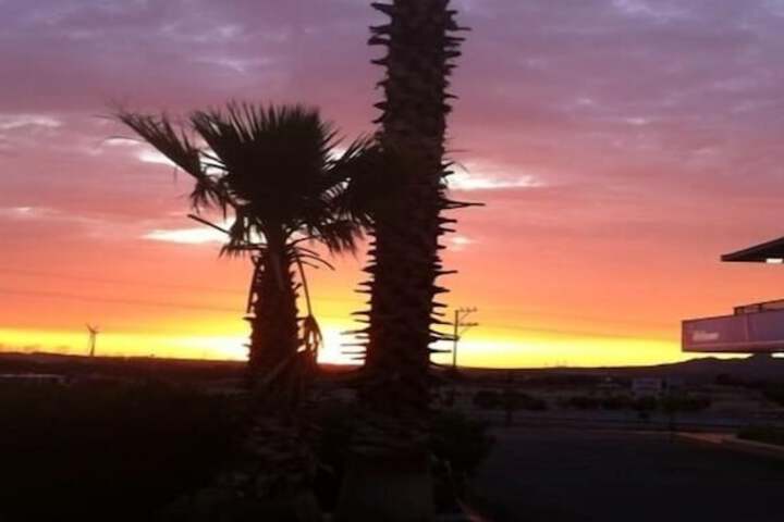 Hilltop Inn & Suites