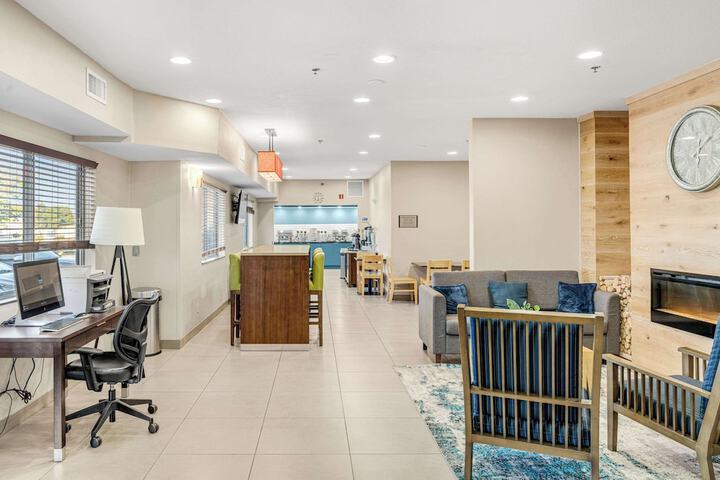 Country Inn & Suites by Radisson Brookings, SD