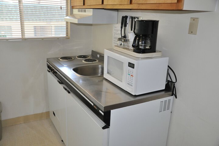 Cedar Inn & Suites
