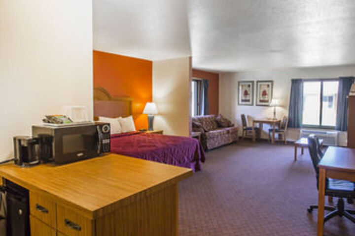 Econo Lodge Inn & Suites