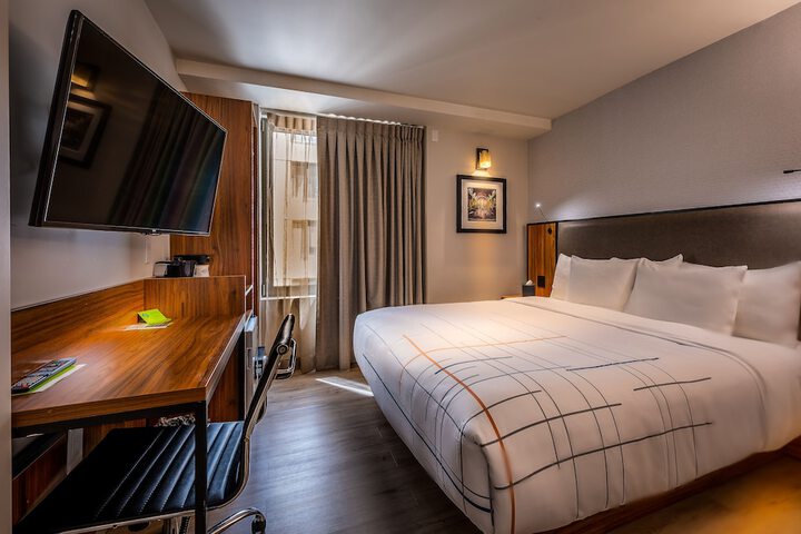 La Quinta Inn & Suites by Wyndham Times Square South