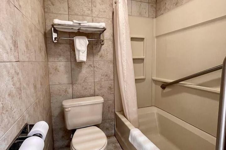 Room 5 of 8
