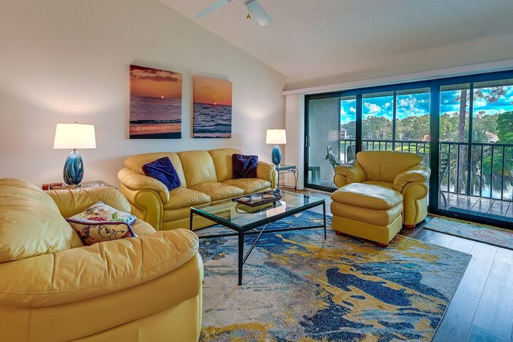 3 Mi to Beaches: Naples Condo w / Pool Access!