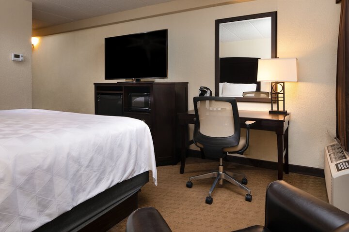 Holiday Inn Hotel & Suites Charleston West by IHG