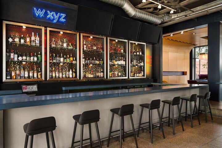Lounge 27 of 31