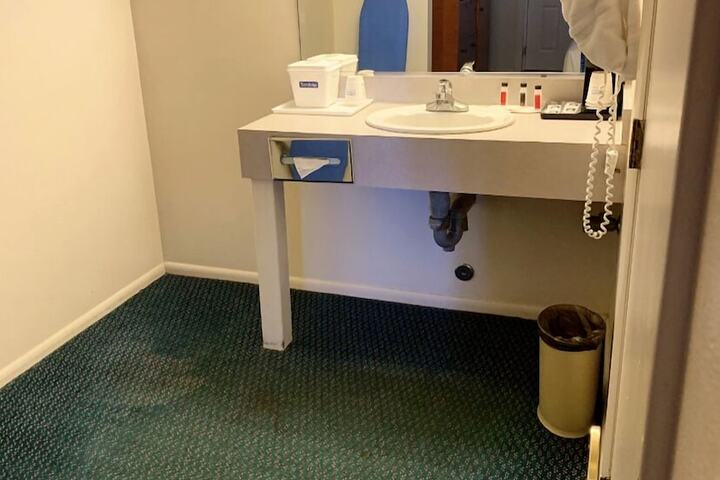 Room 6 of 28