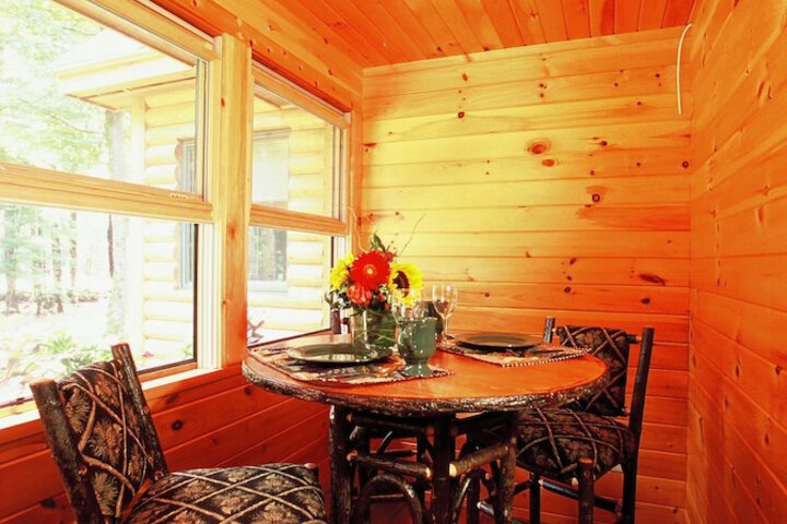 Upscale Fryeburg Cabin: Hot Tub + Billiards Table!