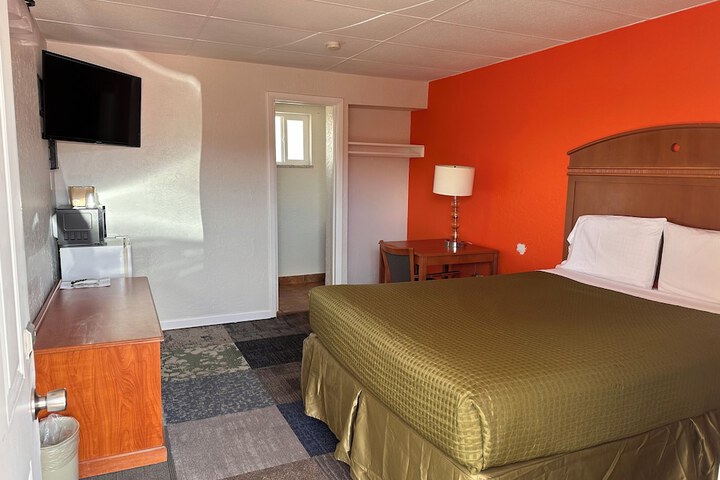 Room 17 of 33