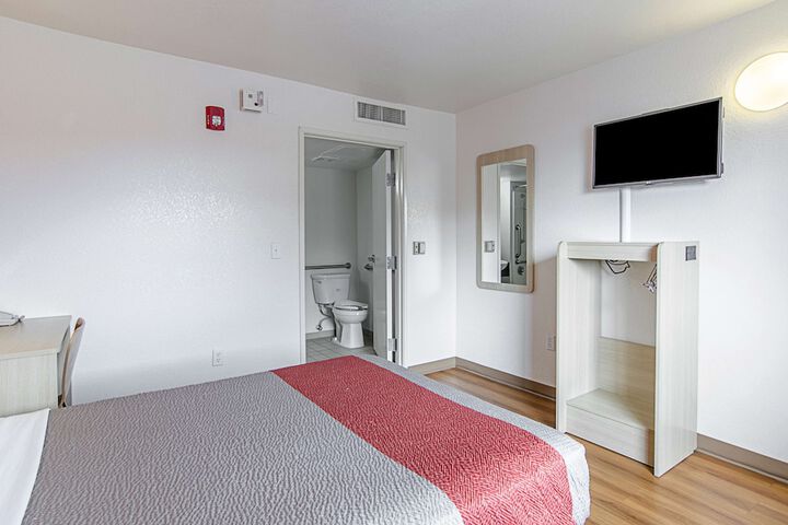 Room 17 of 40