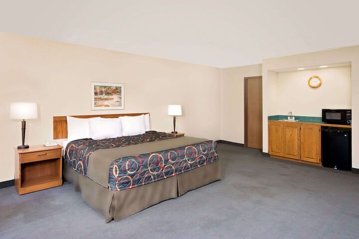 Room 10 of 18