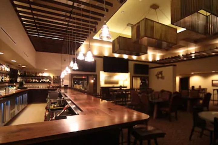 Lounge 33 of 40