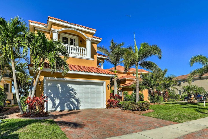 Apollo Beach House w / Private Pool + Hot Tub