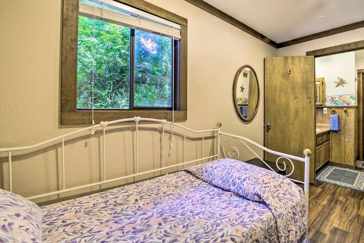 Coos Bay Cottage w / Fireplace & BBQ Patio!