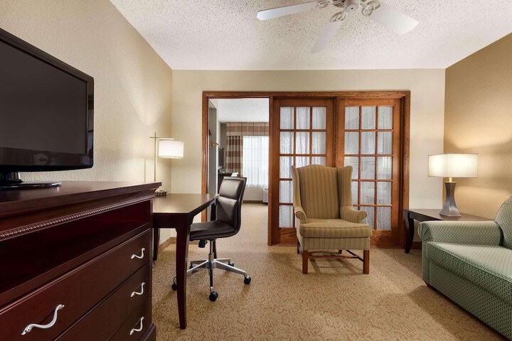 Room 6 of 12