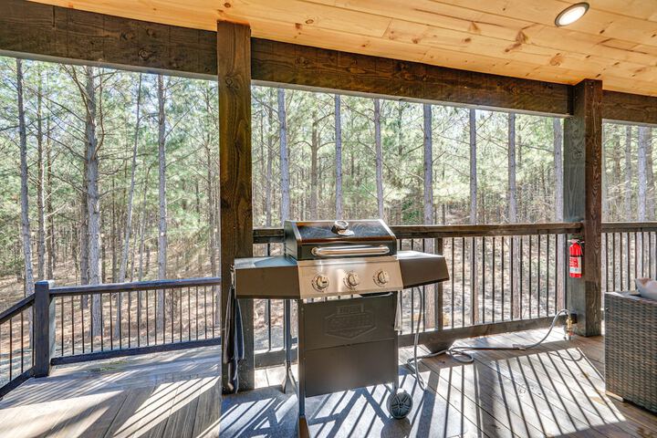 Near New Casino: Broken Bow Cabin w / Hot Tub