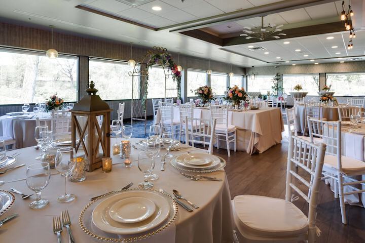 Ballroom/Hall 44 of 50