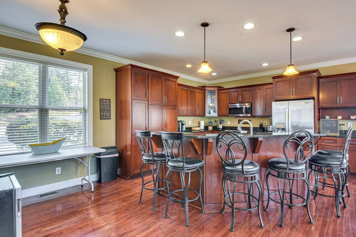 Waterfront Getaway w / Fire Pit + Game Room!