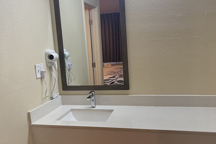 Room 10 of 16