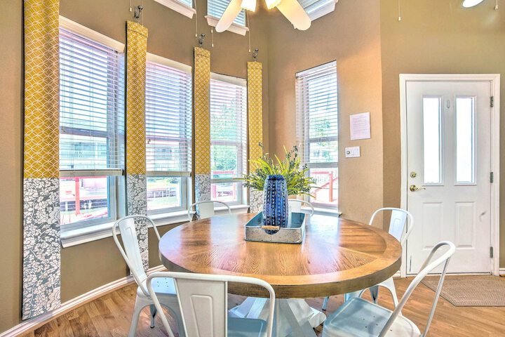 Beautiful Montgomery Home w / Lakefront Deck!