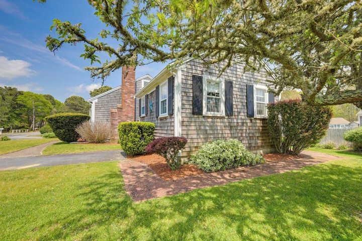 1 Mi to Beach: Quiet West Dennis Escape w / Sunroom