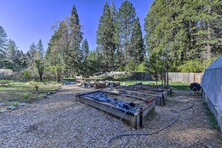 Peaceful Cottage w / Grill & Yard in Grass Valley!
