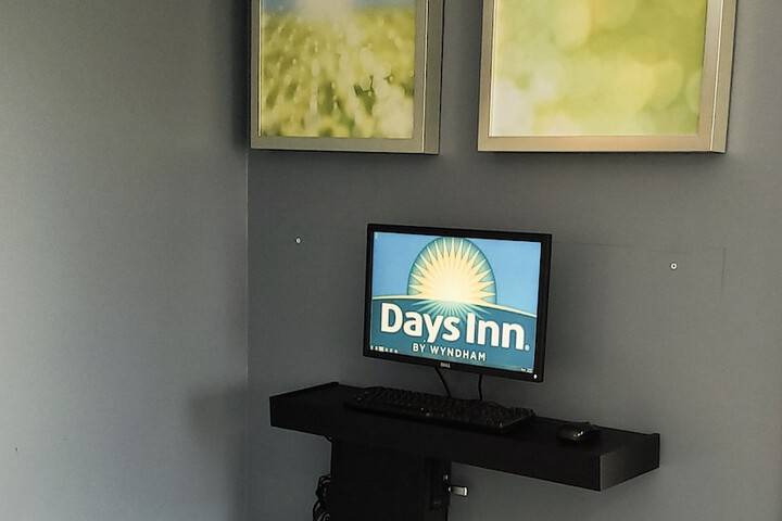 Days Inn & Suites by Wyndham Merrillville