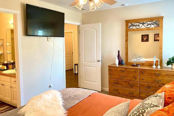 Spacious & comfy home in ultra-convenient location 2025 Traveller Award Winner