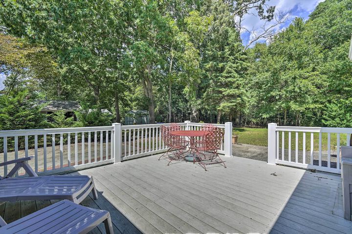 Dog-friendly Waretown Home w / Furnished Deck!
