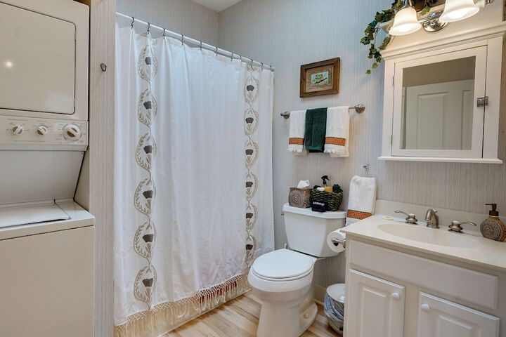 Charming Granville Home w / Porch - Walk Downtown!