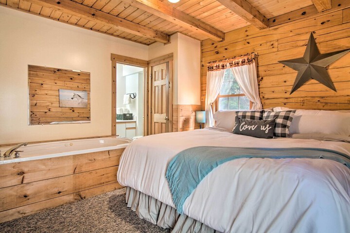 Rustic Rothbury Cabin w / Resort Amenity Access!