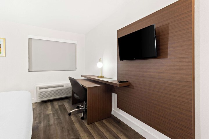 Room 13 of 36