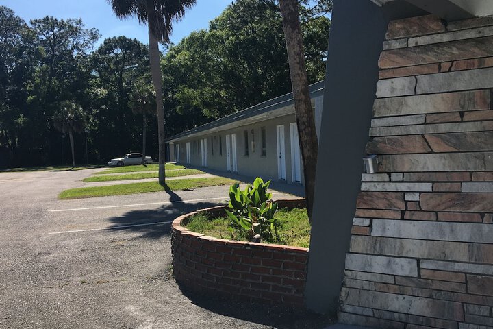 Skylark Motel