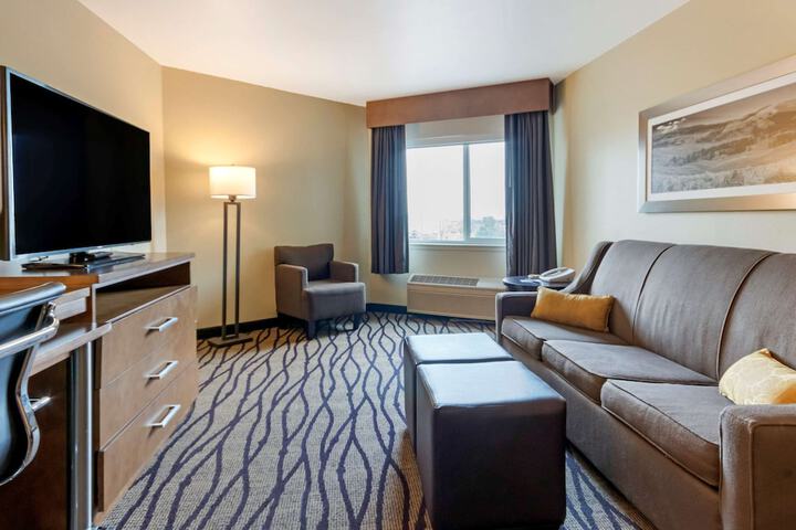 Comfort Inn & Suites Market - Airport