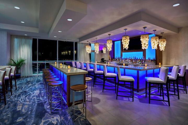 Lounge 52 of 64