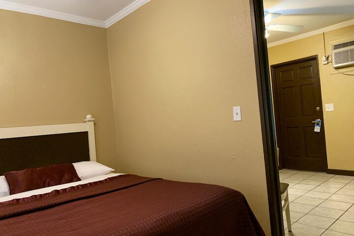 Room 53 of 79