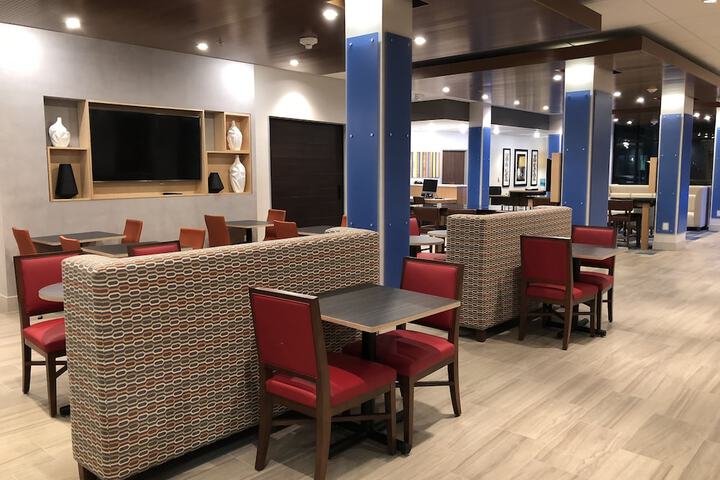 Holiday Inn Express & Suites Racine by IHG