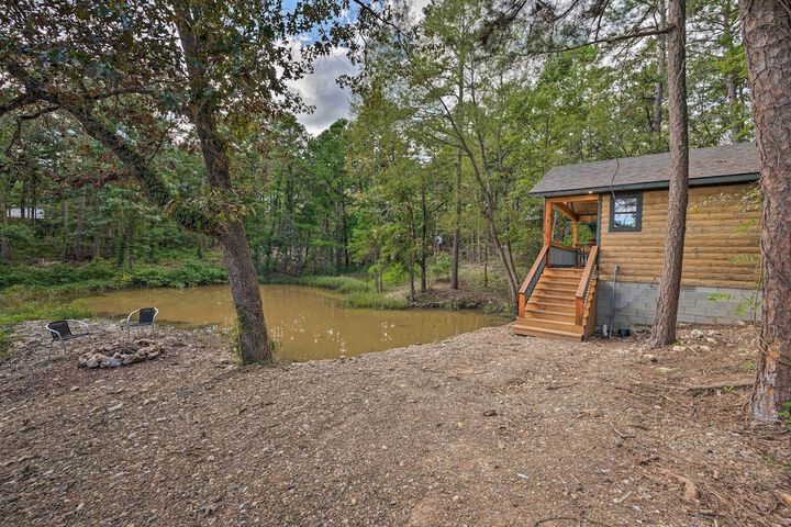 Romantic Broken Bow Cabin w / Jacuzzi & Fire Pit!