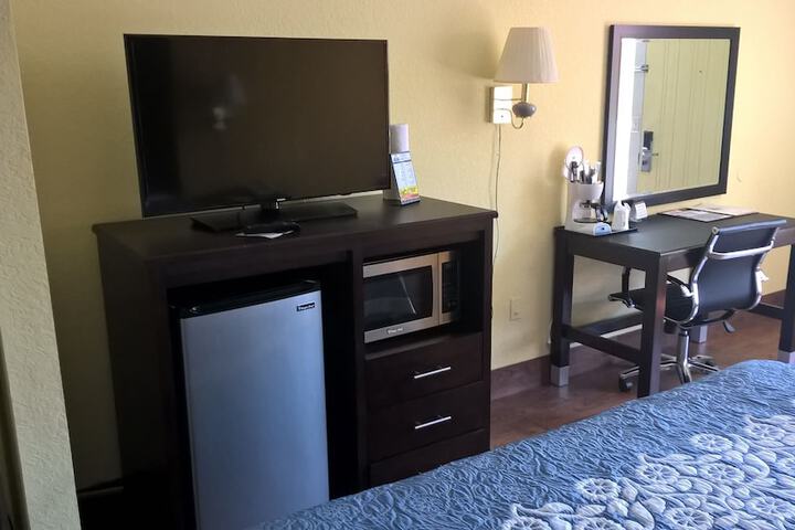 Days Inn & Suites by Wyndham Port Richey