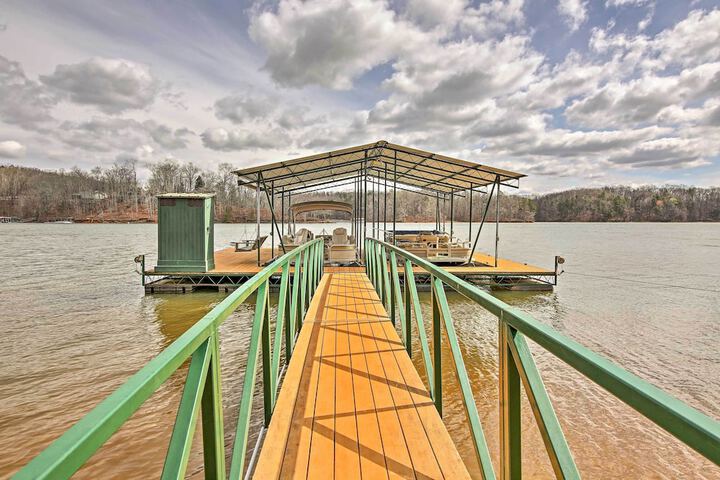 Lake Hartwell Lodge w / Dock Theater + Hot Tub!