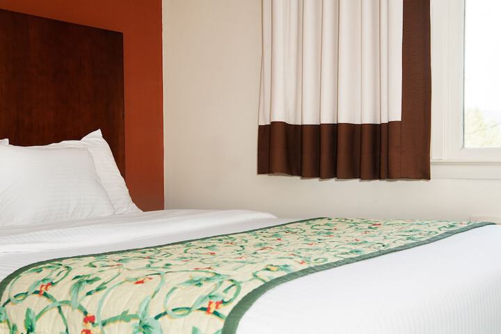 Red Carpet Inn & Suites