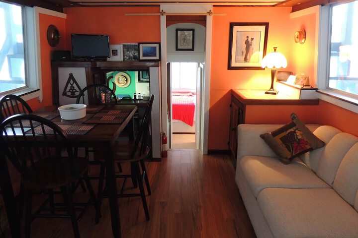 Room 9 of 15