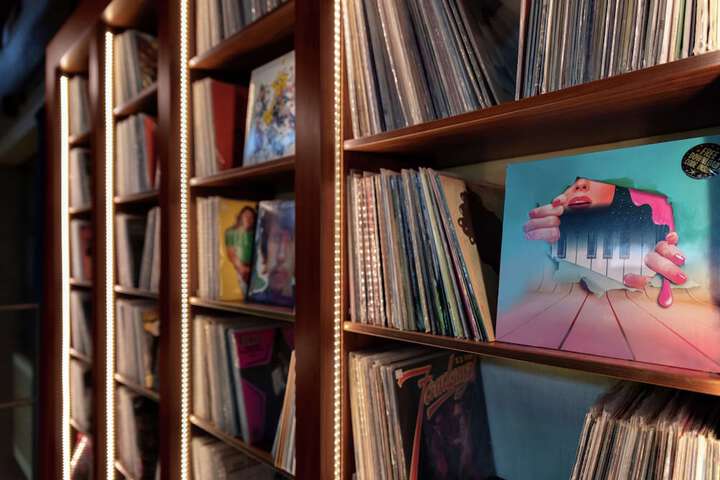 Lounge 80 of 85