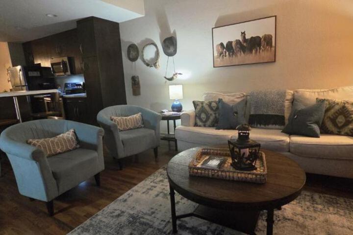 Old Fort Loft King & Queen suites nearest accomodation to Marshals Museum power your EV for free!