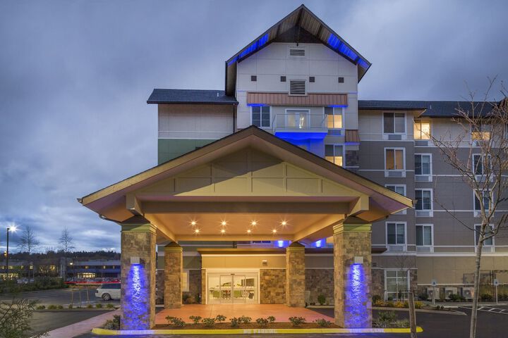 Holiday Inn Express & Suites Seattle South - Tukwila by IHG