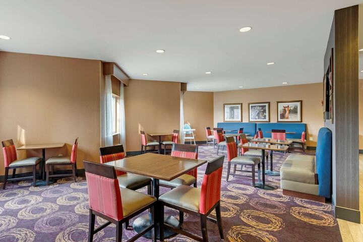 Comfort Inn & Suites Market - Airport
